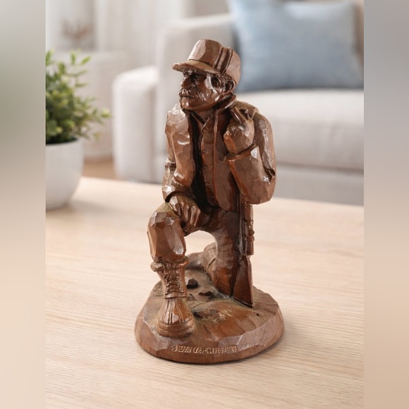 Red Mill Manufacturing Other - Red Mill Mfg. Hunter with Rifle Sculpture Signed R. Wetherbee (1991) Made In USA